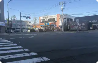 そのまま交差点に向かって歩きます。